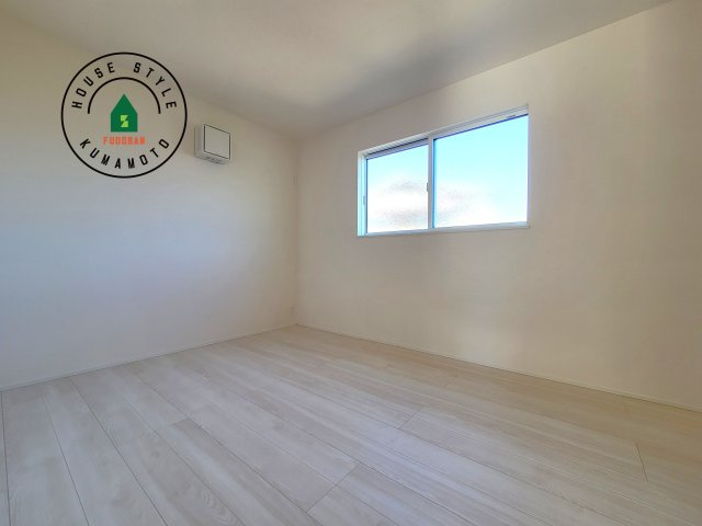 熊本市中央区出水6丁目第3-2棟（2号棟）の内観：施工例|採光良好な洋室は全居室、複層ガラスの遮熱効果と断熱効果で、一年中快適に過ごせます。