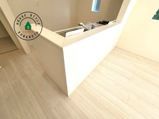 熊本市中央区出水6丁目第3-2棟（2号棟）の内観：施工例|キッチンから立ち込める香りが今日の料理を期待させます。