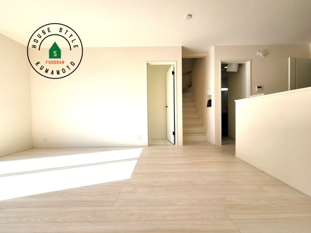 熊本市中央区出水6丁目第3-2棟（2号棟）の居間・リビング|多くの時間を過すことになるリビングだからこそ、いつも穏やかな空間・解放感が味わえ毎日が充実します。