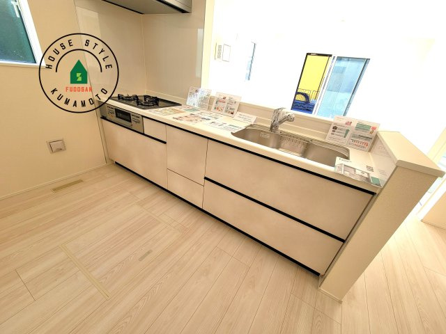 熊本市中央区出水6丁目第3-2棟（2号棟）のキッチン|ダイニングテーブルへの配膳がラクラク、お料理はかどるカウンター付きシステムキッチン！