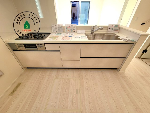 熊本市中央区出水6丁目第3-2棟（2号棟）のキッチン|ご家族を近くに感じられる対面キッチンのLDK。会話もはずみそうですね。