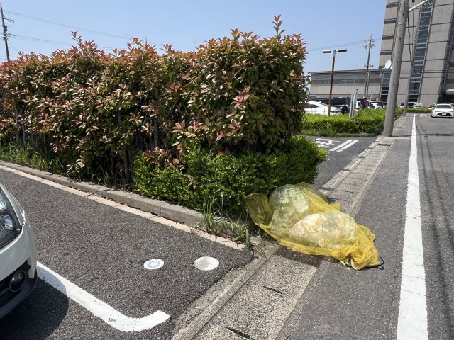 プレジールのその他共用部分|敷地のすぐ横ににゴミ捨て場があるので、朝のゴミ出しもらくらく	