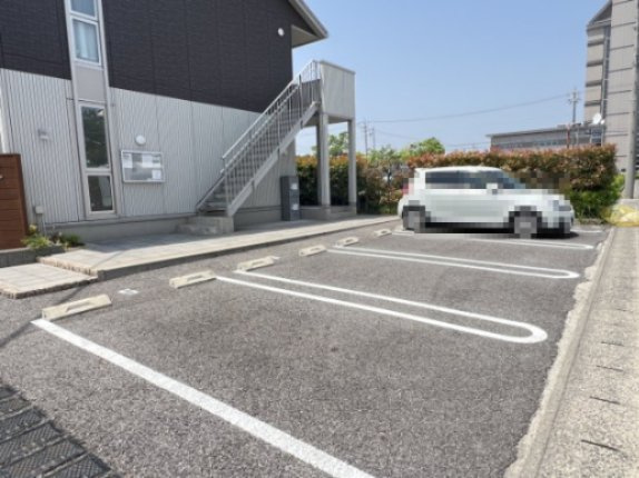 プレジールの駐車場