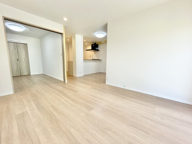 オークヒルズ香里四番館の居間・リビング|こちらの居間で趣味の時間をお楽しみください