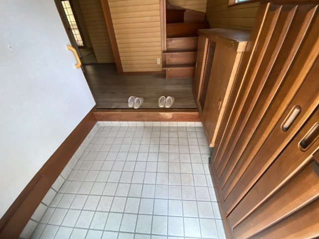 津市場借家の玄関