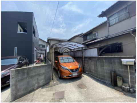 津市場借家の駐車場