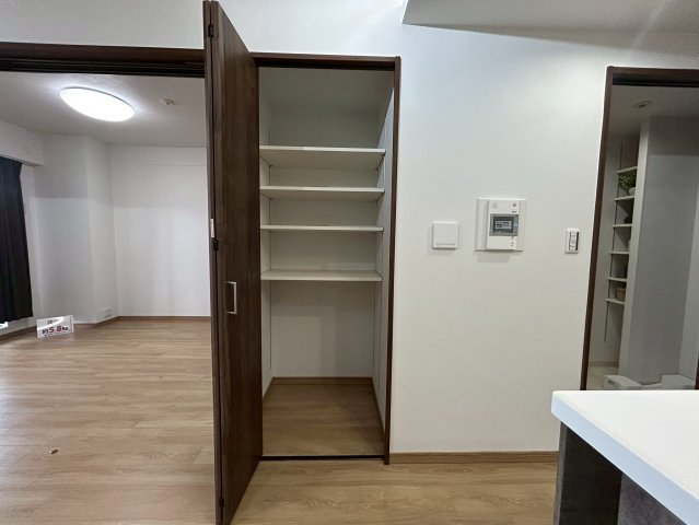 【価格改定】グランエスパス長岡天神の収納|ダイニングキッチンに隣接した収納です。
調味料や食材、掃除道具等もすっきり片付きます。