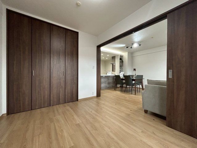 【価格改定】グランエスパス長岡天神の洋室|リビング横の洋室（約5.8帖）
客間や趣味部屋にもぴったりです！