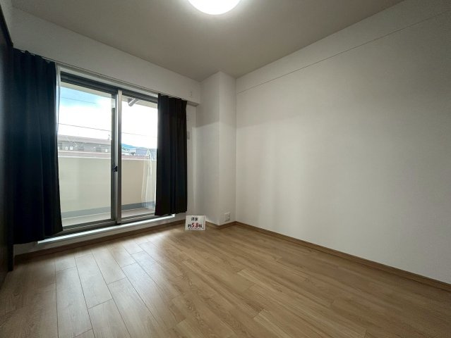 【価格改定】グランエスパス長岡天神の洋室|西向きバルコニーに面した明るい空間。