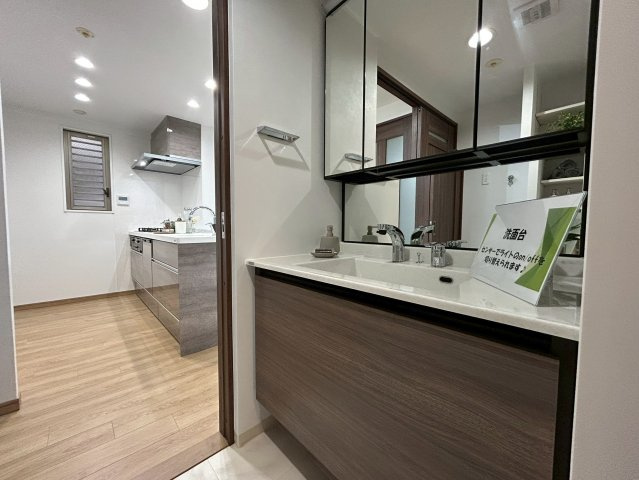 【価格改定】グランエスパス長岡天神の独立洗面台|キッチンとつながる便利な洗面スペース。
収納も充実！機能的な洗面化粧台。