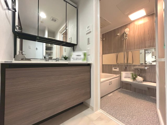 【価格改定】グランエスパス長岡天神の独立洗面台|落ち着いたブラウン系で統一された洗面・浴室です。