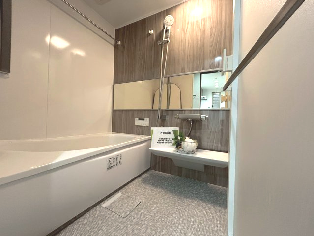 【価格改定】グランエスパス長岡天神の浴室|肩までゆったりと浸かれる浴槽。
日々の疲れを癒していただけます♪