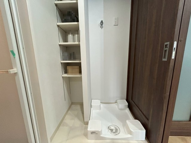 【価格改定】グランエスパス長岡天神のランドリースペース|便利な収納と洗濯機置き場が洗面横にございます。