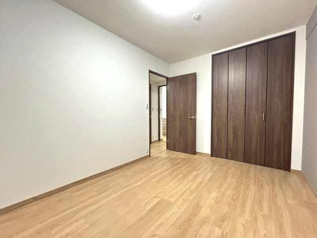 【価格改定】グランエスパス長岡天神の洋室|フローリング、クロス貼替済み。
建具も交換されています。