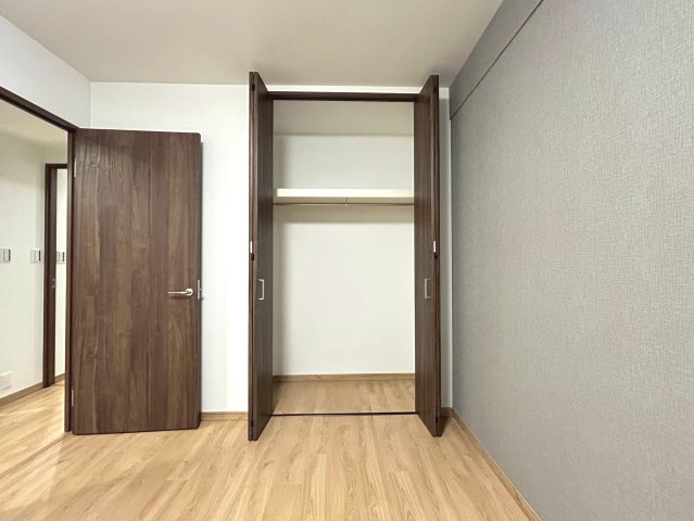 【価格改定】グランエスパス長岡天神の収納|収納力抜群のクローゼット付き。
グレーのアクセントクロスでおしゃれな空間に(^^♪