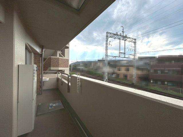 【価格改定】グランエスパス長岡天神のバルコニー|リビング・洋室（約5.8帖）から出入りできる、ワイドバルコニーです。
