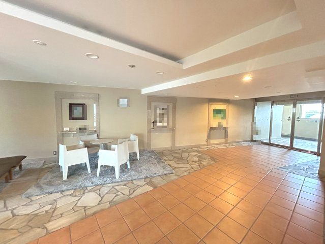 【価格改定】グランエスパス長岡天神のエントランス|開放感あるエントランスは、住民同士の憩いの場にも(^^)/