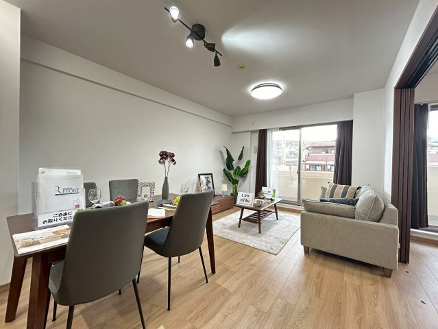 【価格改定】グランエスパス長岡天神の居間・リビング|床暖房付きのLDKで、冬も家族で快適に過ごせます♪