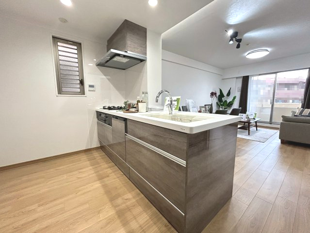 【価格改定】グランエスパス長岡天神のキッチン|家族の顔を見ながら料理できる、開放感ある対面キッチンです。