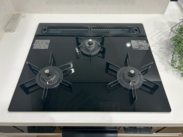 【価格改定】グランエスパス長岡天神のキッチン|料理がはかどる3口ガスコンロ付きです。