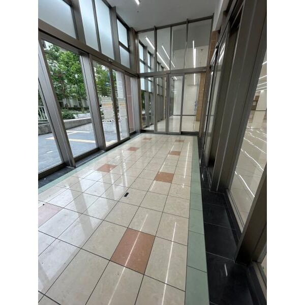 大阪市住之江区南港北１丁目の店舗事務所のロビー