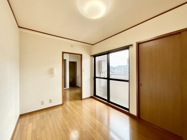 垣内ビルの洋室|落ち着いた色調の洋室です