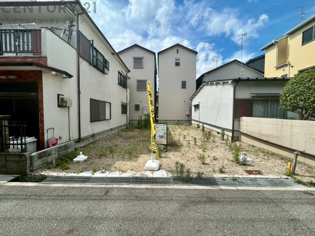 小学校まで徒歩10分圏内と通学便利な立地です。徒歩圏にコンビニ・ドラッグストアが複数あり生活便利な住立地。