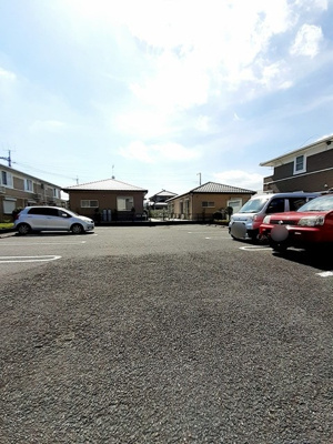 【駐車場】 | ディグニティ―春日部　弐番館 | 駐車場に車を止められます