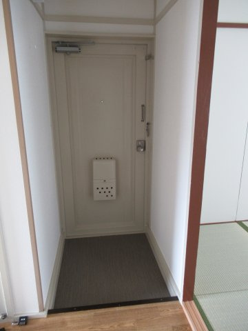 兵庫県公社　明舞北２A号棟の玄関|うまく工夫をして傘立てやげた箱を置きましょう。