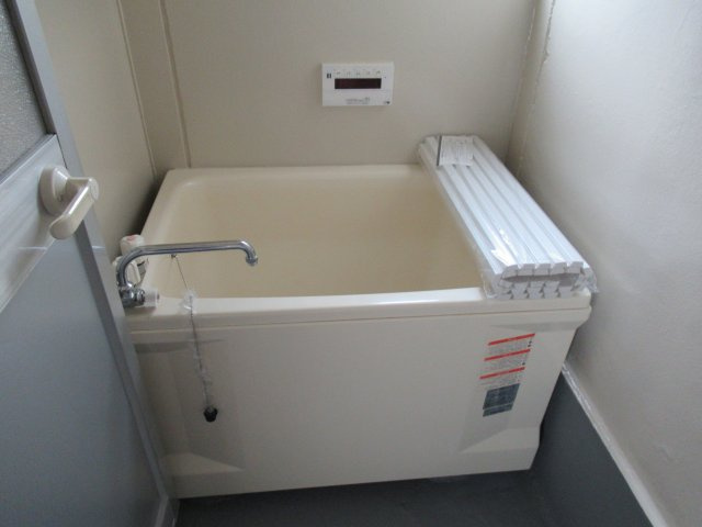 兵庫県公社　明舞北２A号棟の浴室|追い焚き機能つき。浴室には窓が付いています。