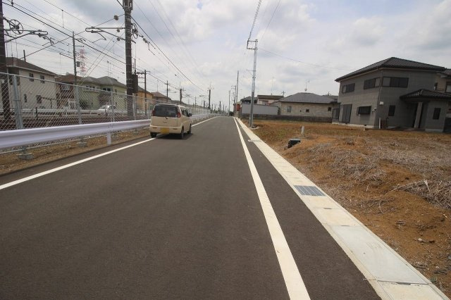 《分譲地》小山市間々田　全2区画の前面道路含む現地写真|南東側道路（2023年6月撮影）