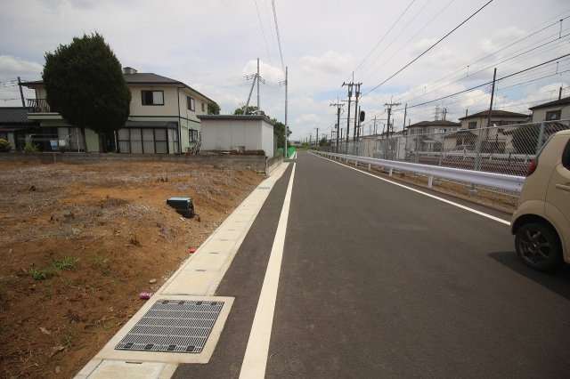 《分譲地》小山市間々田　全2区画の前面道路含む現地写真|南東側道路（2023年6月撮影）