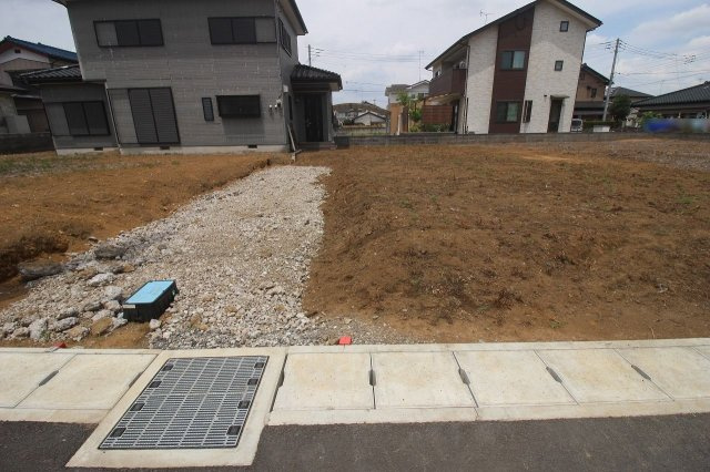 《分譲地》小山市間々田　全2区画の外観|南西側との境界部分（2023年6月撮影）