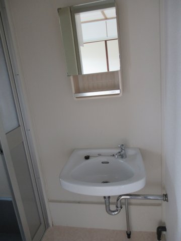 兵庫県公社　明舞北１A号棟の洗面所|浴室横にある洗面台です。