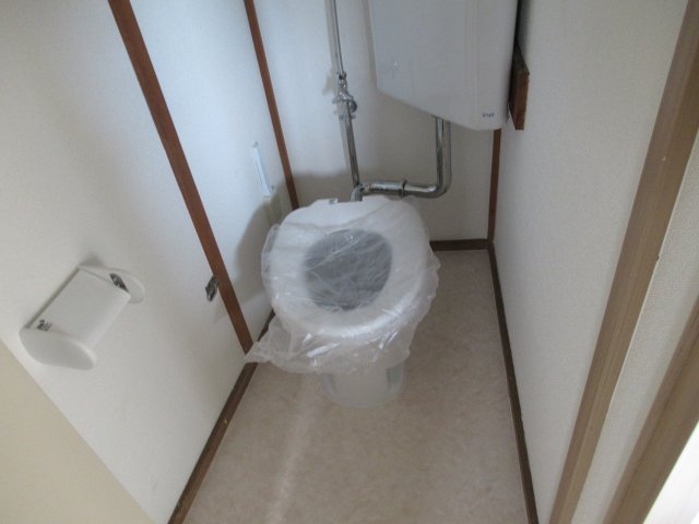 兵庫県公社　明舞北１A号棟のトイレ|多機能便座を置けるようにコンセントが設置されています。