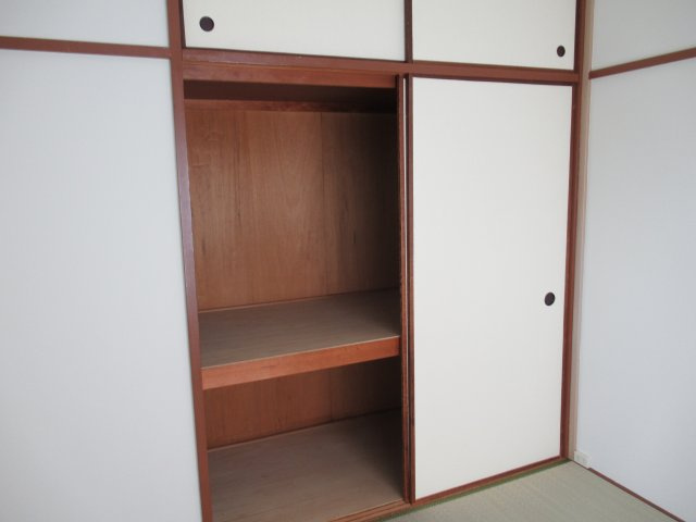 兵庫県公社　明舞北１A号棟の収納|１．５間ある押入れです。上部には天袋もあります。
