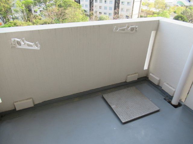 兵庫県公社　芦屋浜高層（高浜）１号棟のバルコニー|外からの目が気にならないバルコニーで洗濯物が干せます