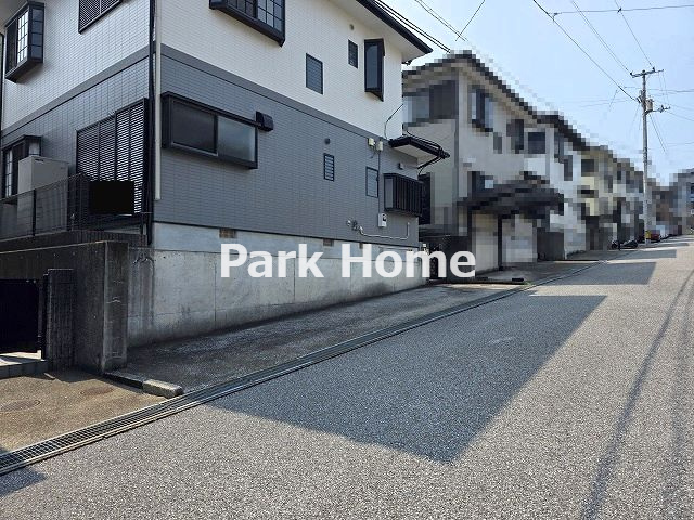 高知市潮見台1丁目　中古戸建ての前面道路含む現地写真