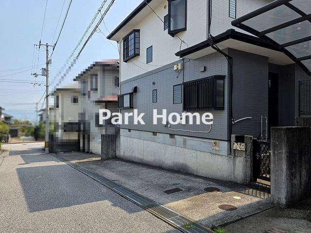 高知市潮見台1丁目　中古戸建ての前面道路含む現地写真