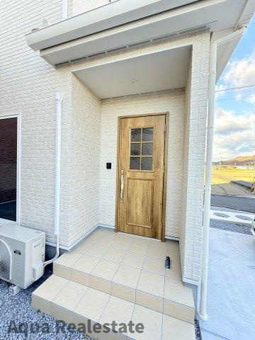 高松市小村町の新築一戸建の玄関|落ち着いた玄関です