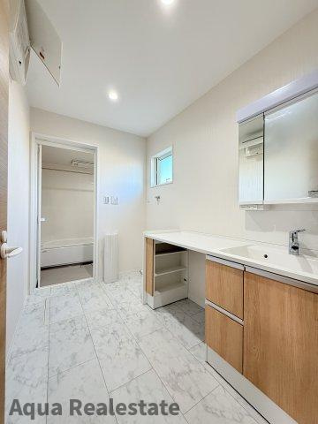 高松市小村町の新築一戸建の独立洗面台|独立洗面台、小物を置くことができて便利です