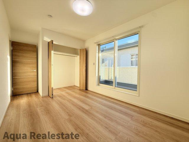 高松市小村町の新築一戸建の寝室|広くて明るい寝室