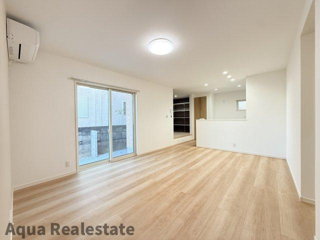 高松市小村町の新築一戸建の居間・リビング|居間です