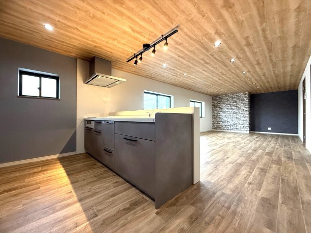 安岡駅前　中古物件の玄関