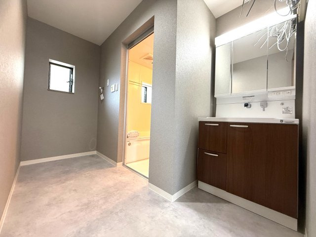 安岡駅前　中古物件の玄関