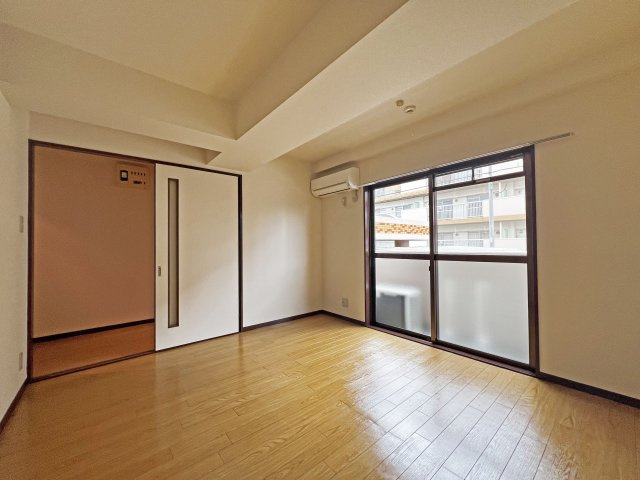 グランデール鶴田の洋室