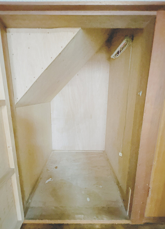 富士市宮島　中古戸建R　の収納|階段下収納は大きな物を収納するのに便利です