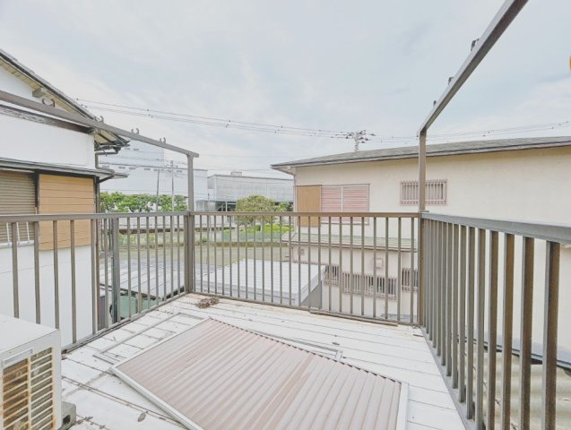 富士市宮島　中古戸建R　のバルコニー|バルコニーはたくさんのお洗濯ものがほせます