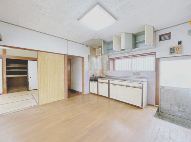 富士市宮島　中古戸建R　のキッチン|8帖の広いキッチンからサンルームに入れます