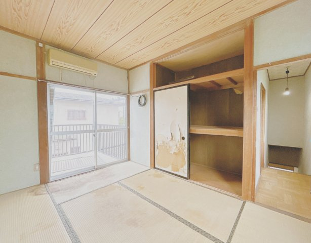 富士市宮島　中古戸建R　の和室|リフォーム前　1階6帖の和室がひろがる居住スペース。サンルームの隣室です